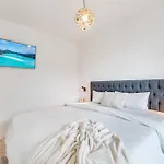 Elegant 2 Bdrm Minimalist Apt W Pool & Bbq