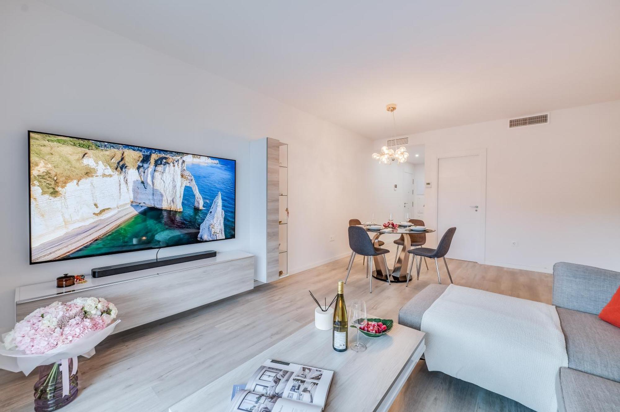 Elegant 2 Bdrm Minimalist W Pool & Bbq *