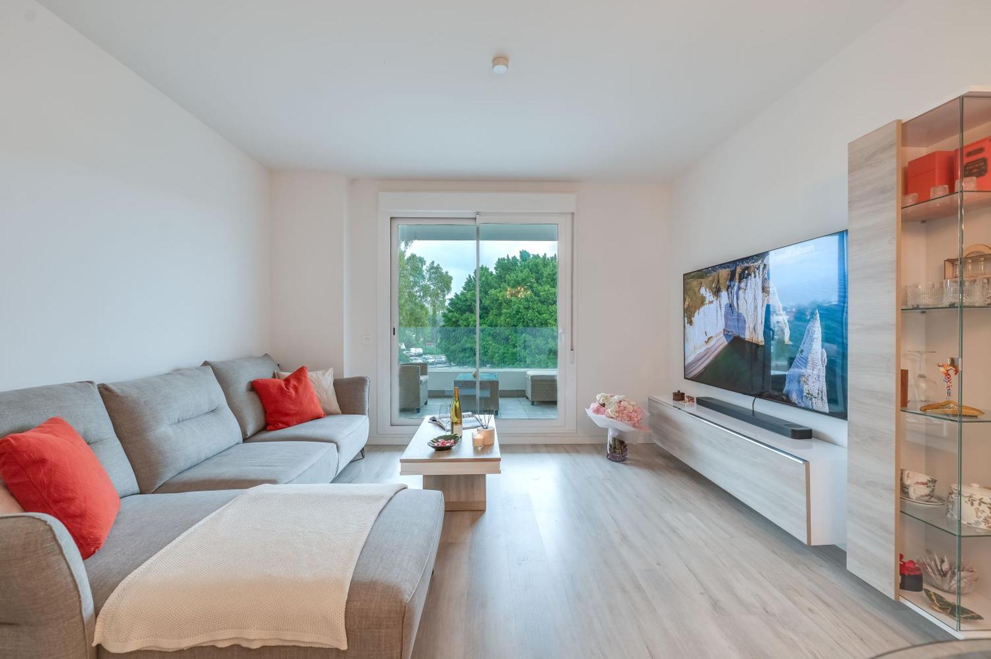 Elegant 2 Bdrm Minimalist W Pool & Bbq Apartment Marbella