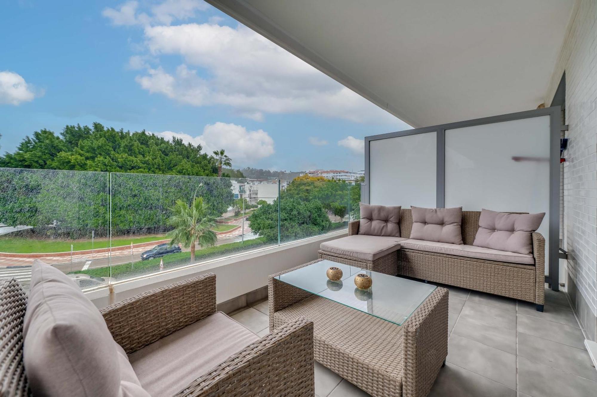 Elegant 2 Bdrm Minimalist W Pool & Bbq