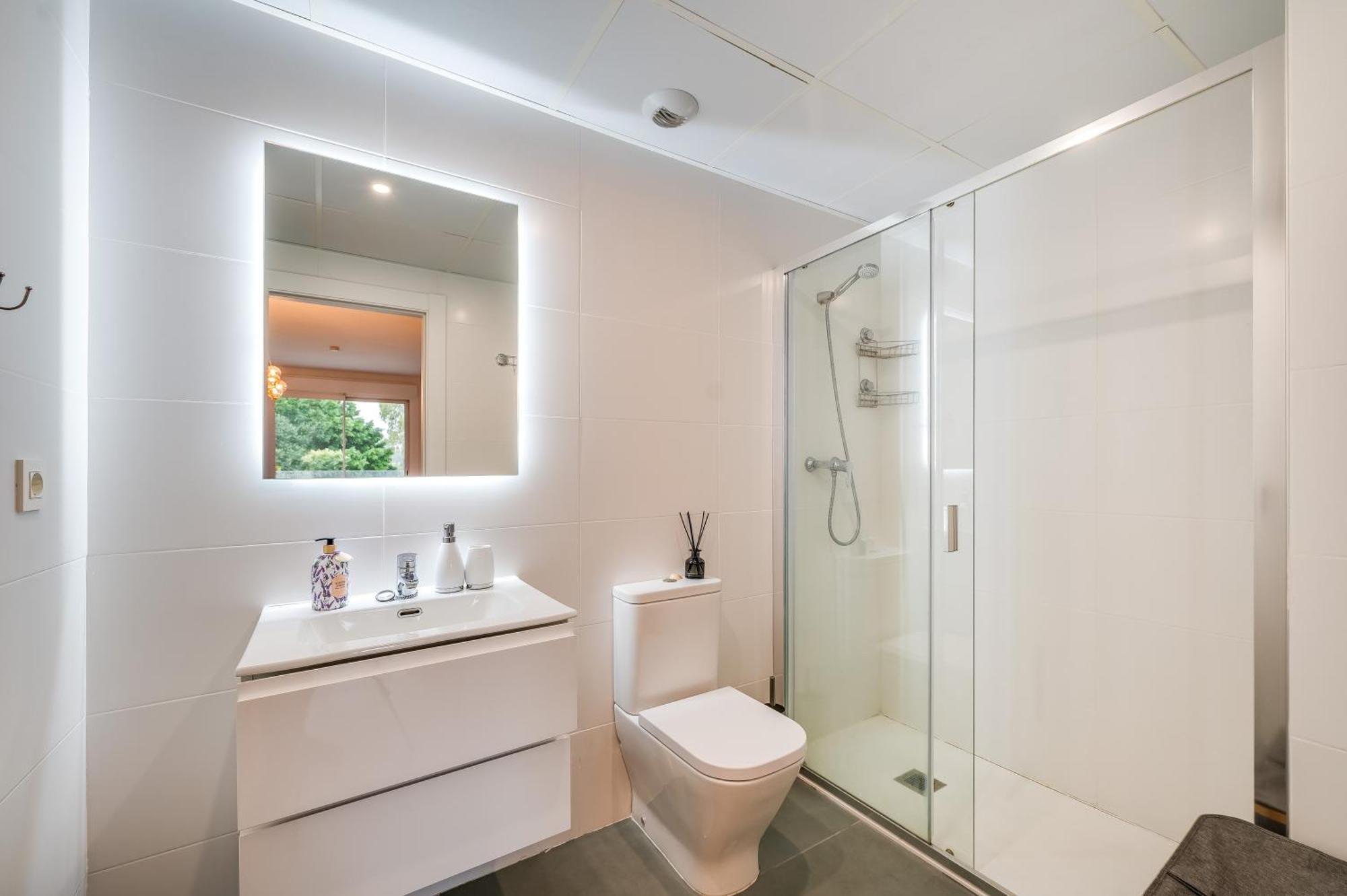 Elegant 2 Bdrm Minimalist W Pool & Bbq Apartment *