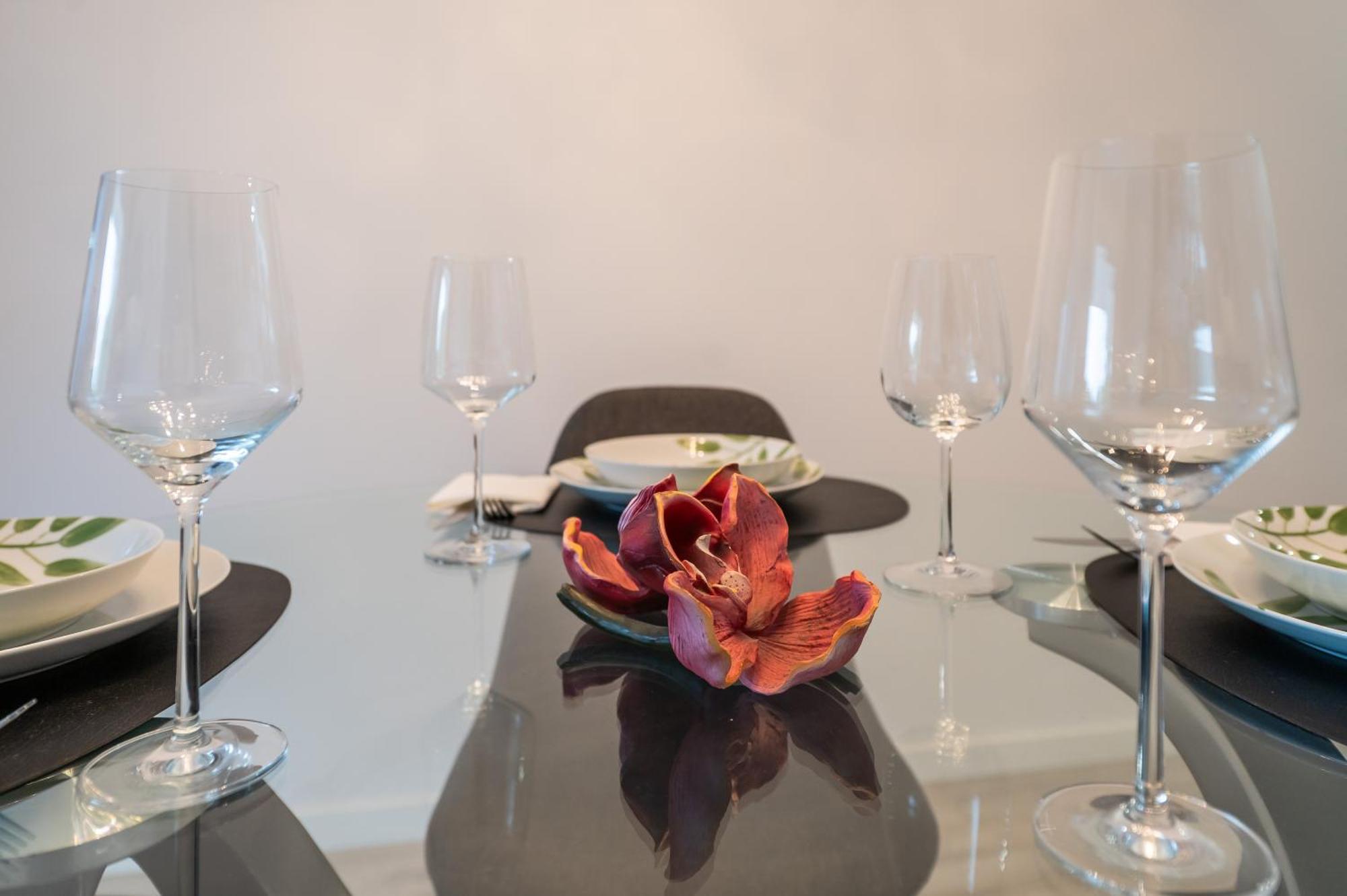 Apartment Elegant 2 Bdrm Minimalist W Pool & Bbq *