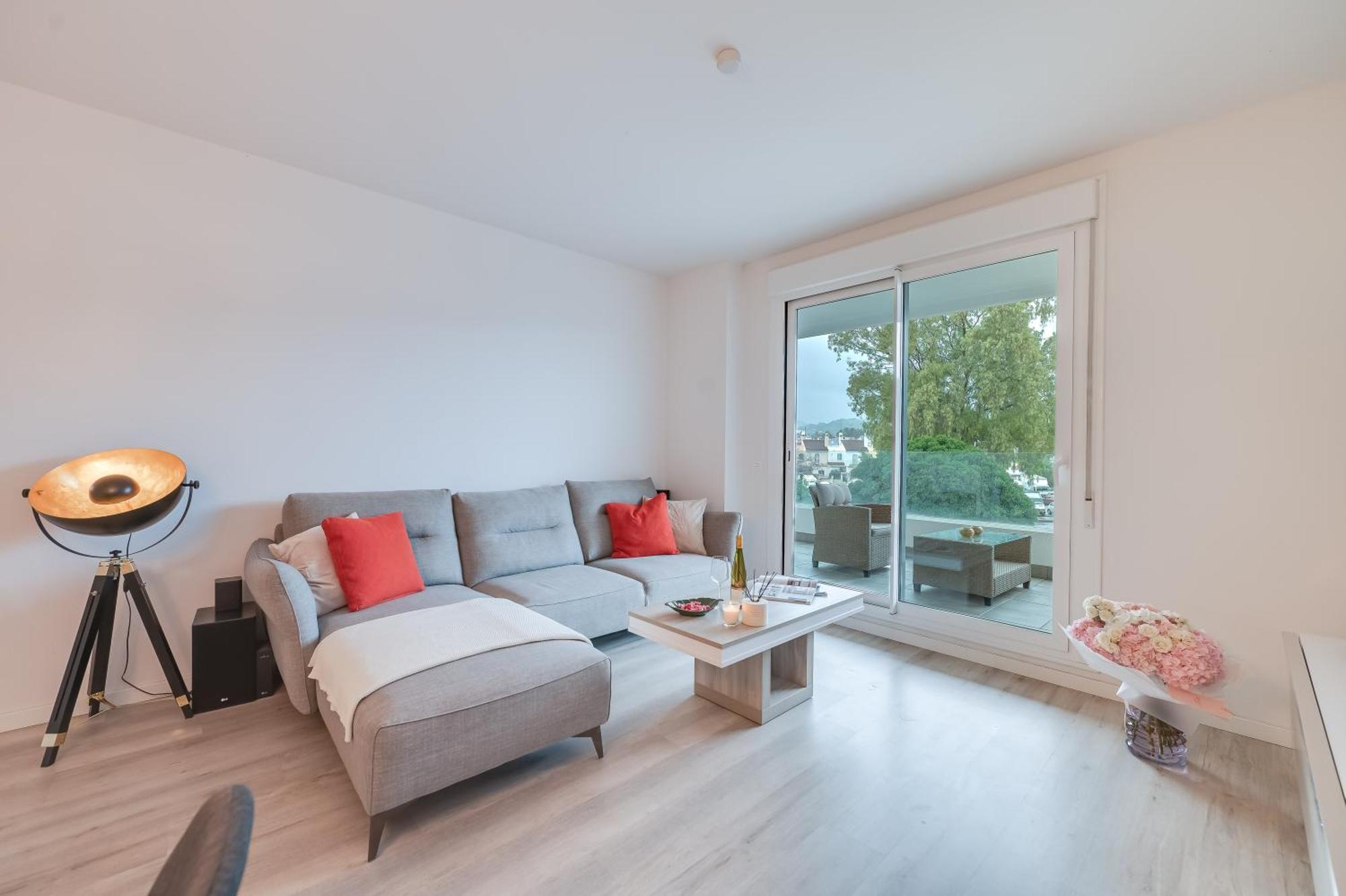 Elegant 2 Bdrm Minimalist W Pool & Bbq *