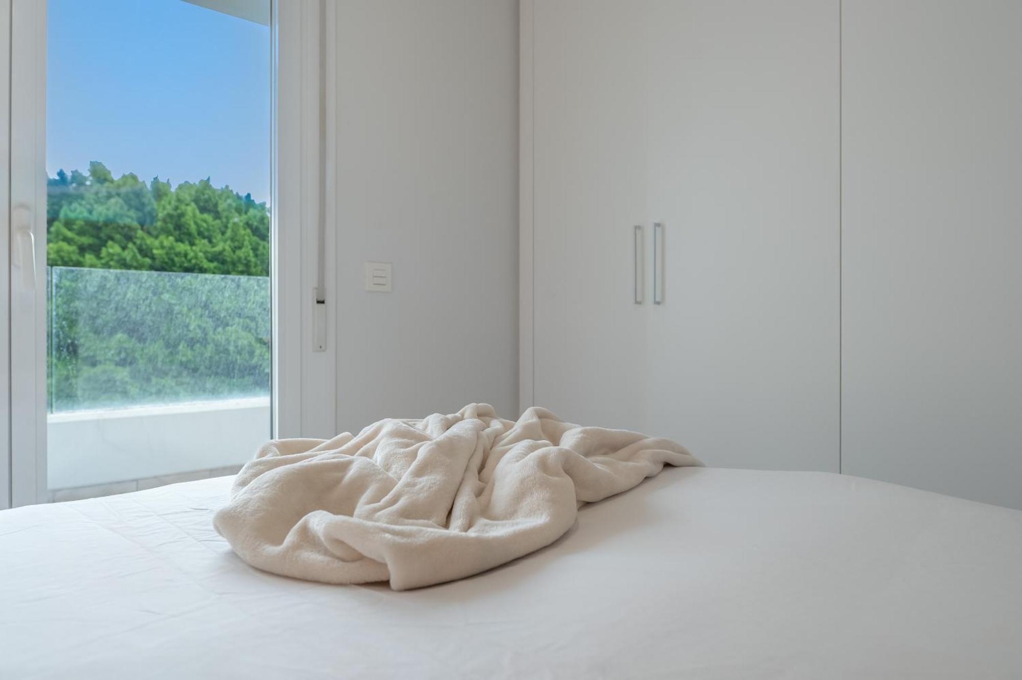 Elegant 2 Bdrm Minimalist W Pool & Bbq Apartment *