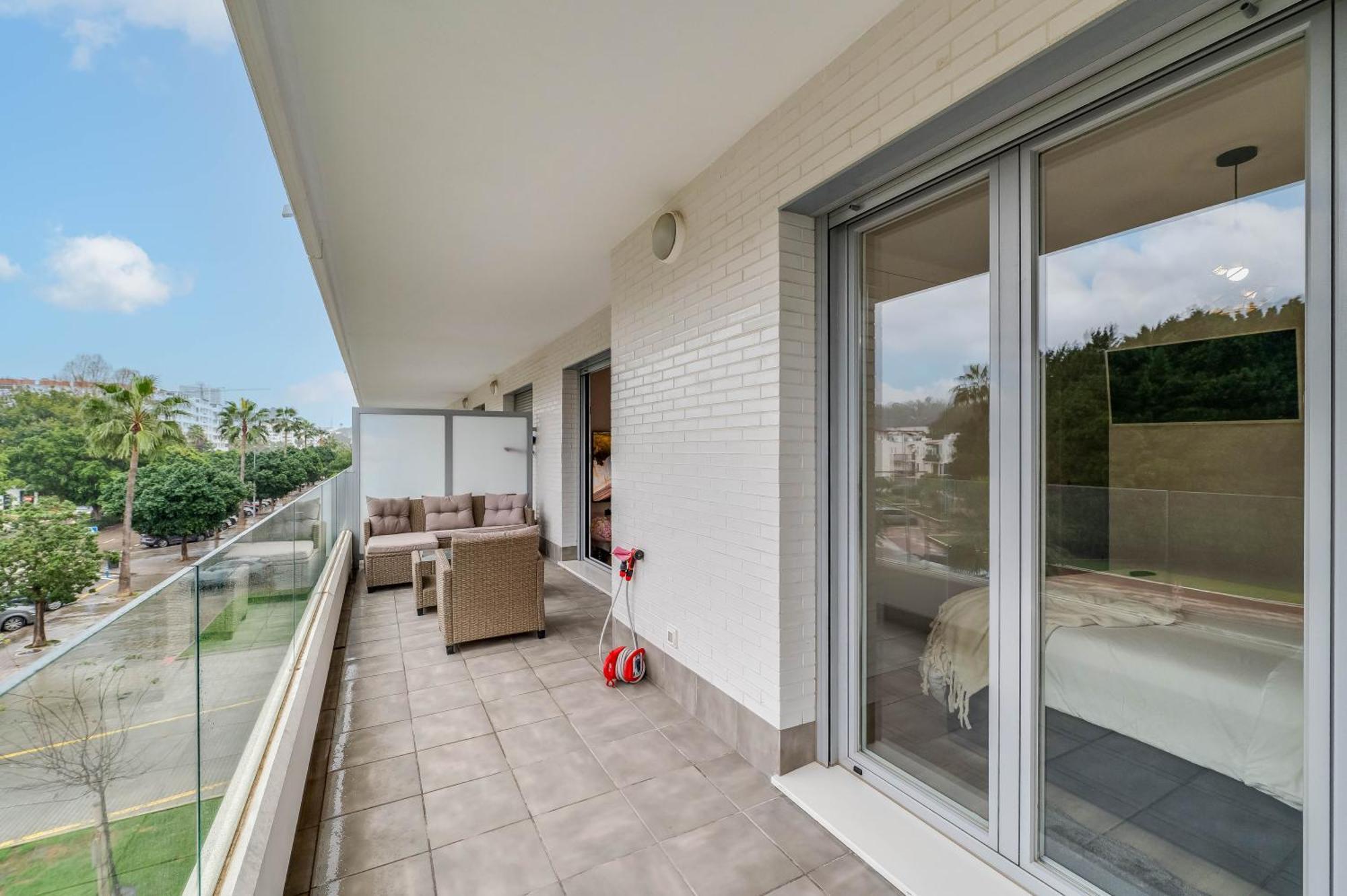 Elegant 2 Bdrm Minimalist W Pool & Bbq