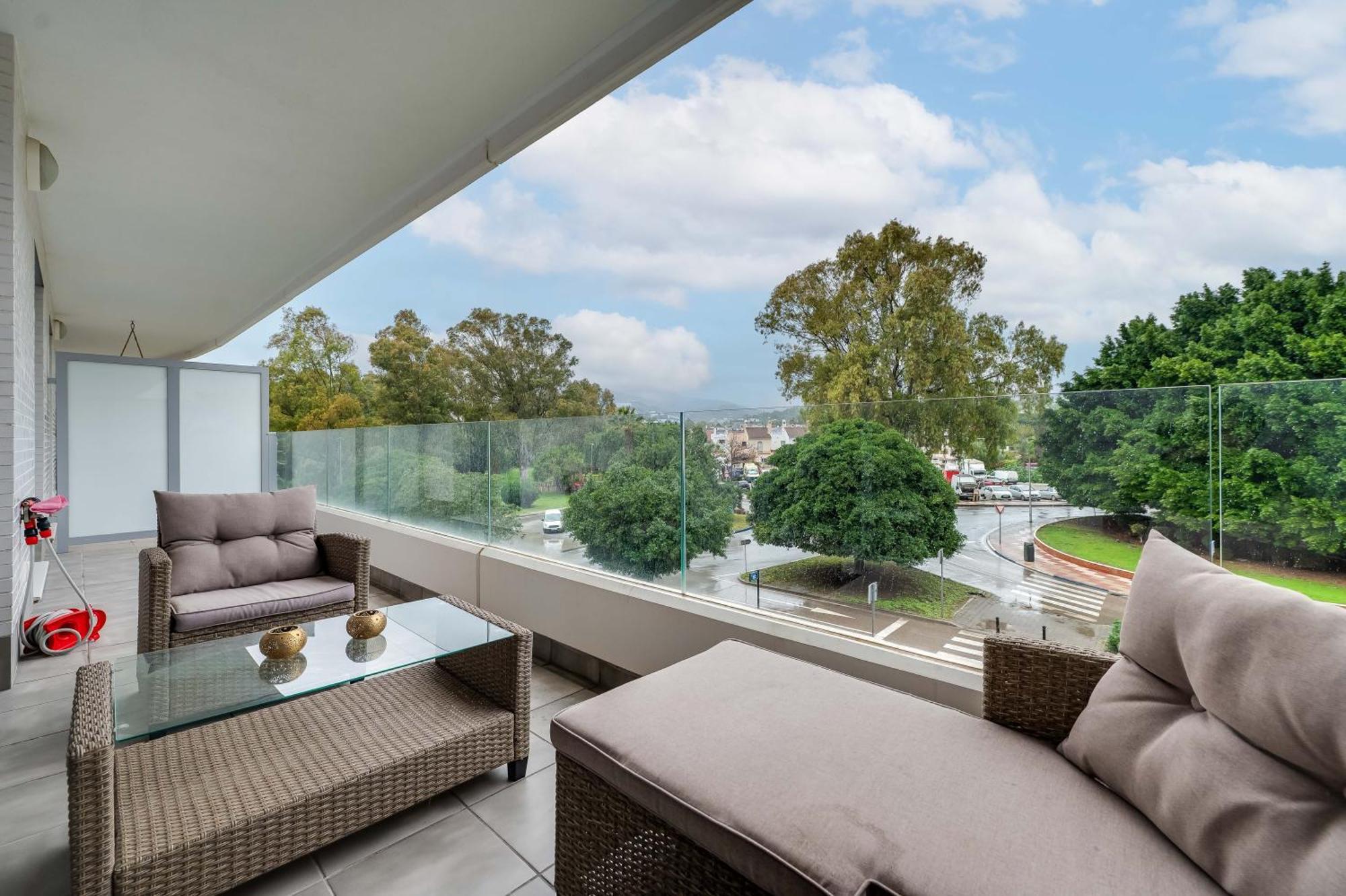 Elegant 2 Bdrm Minimalist W Pool & Bbq