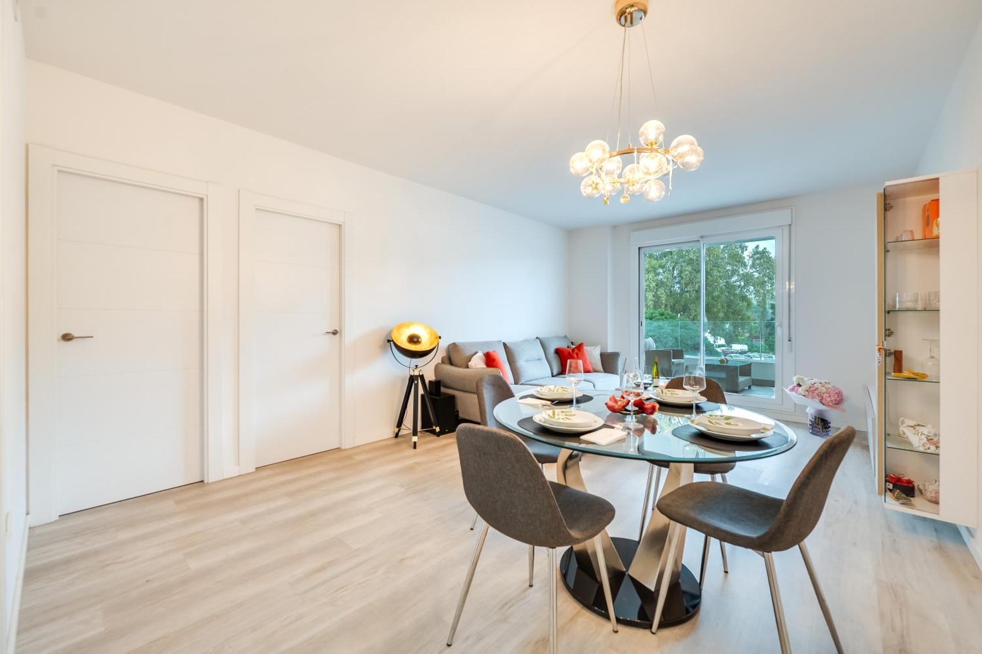 Elegant 2 Bdrm Minimalist W Pool & Bbq Apartment *