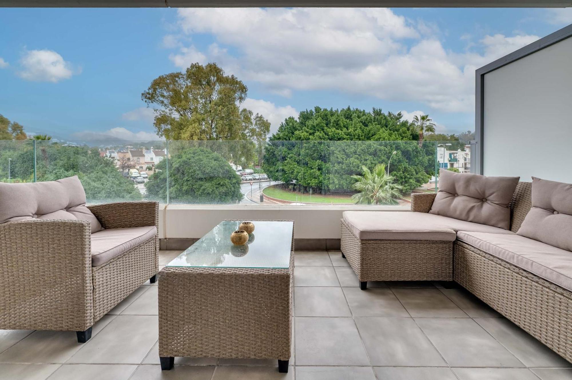 Elegant 2 Bdrm Minimalist W Pool & Bbq Marbella