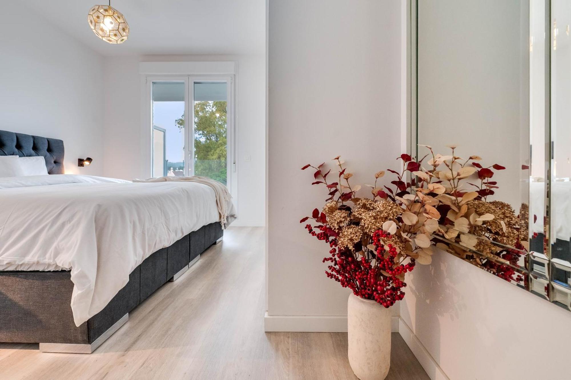 Elegant 2 Bdrm Minimalist W Pool & Bbq Apartment