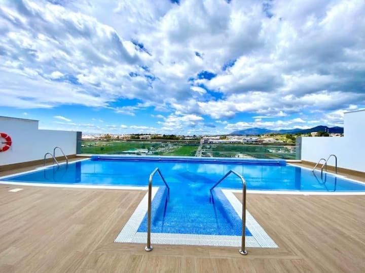 Elegant 2 Bdrm Minimalist W Pool & Bbq *
